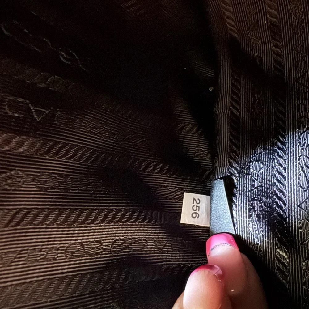 BRAND NEW PRADA Re-Edition Leather Bag - Picture 5 of 8
